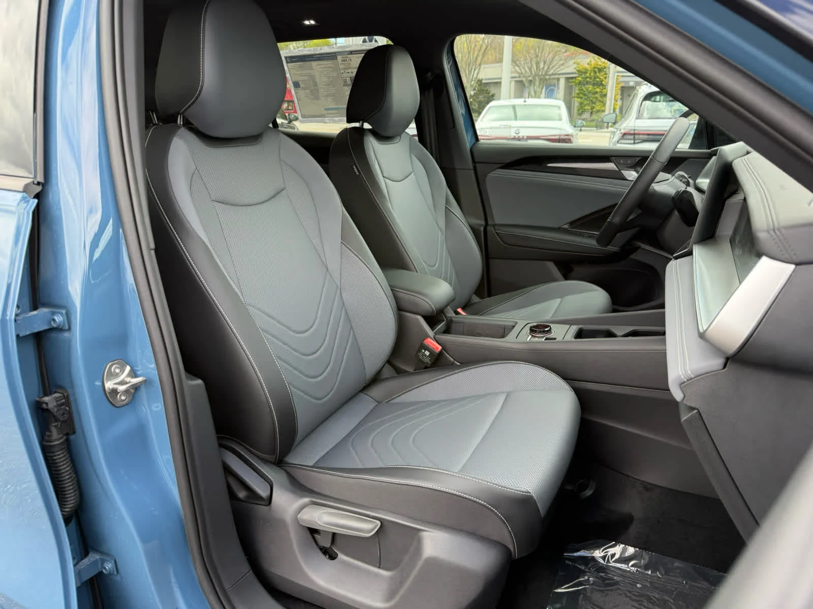 New 2026 Monterey Blue w/Deep Black Roof Volkswagen SE R-Line Black image 10