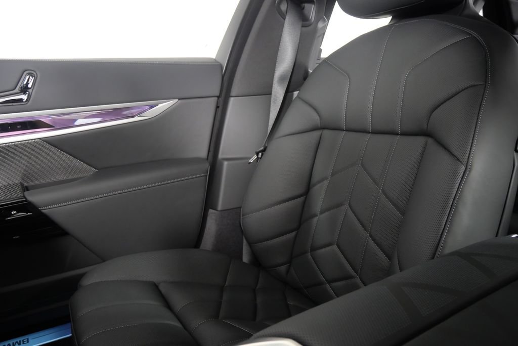 2025 BMW i7 50 - Photo 24