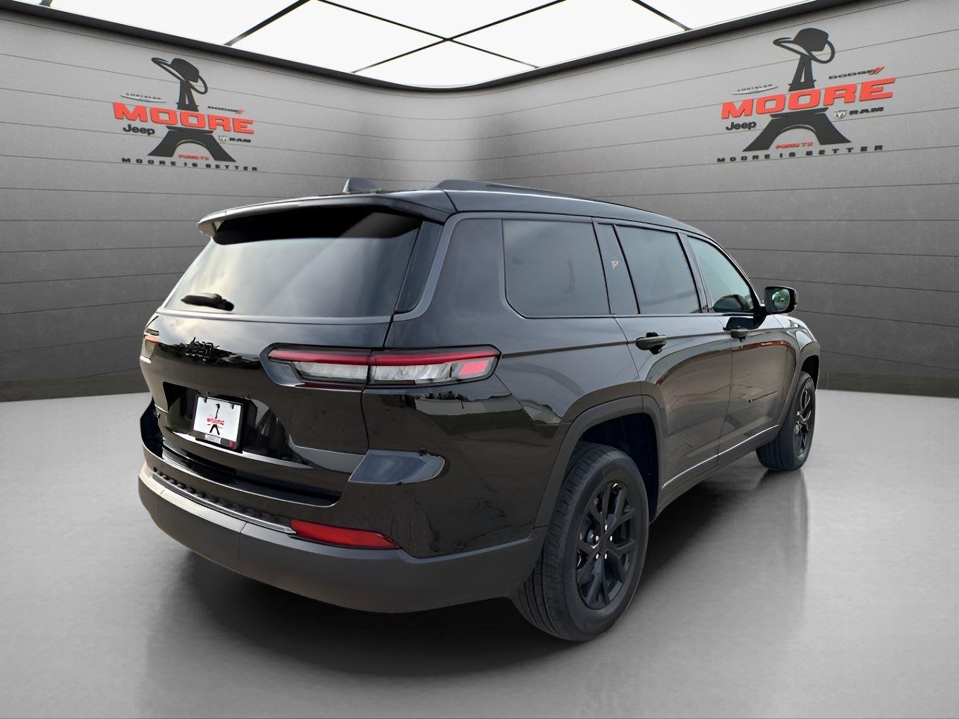 New 2026 Diamond Black Crystal Pearlcoat Jeep Laredo Altitude image 8