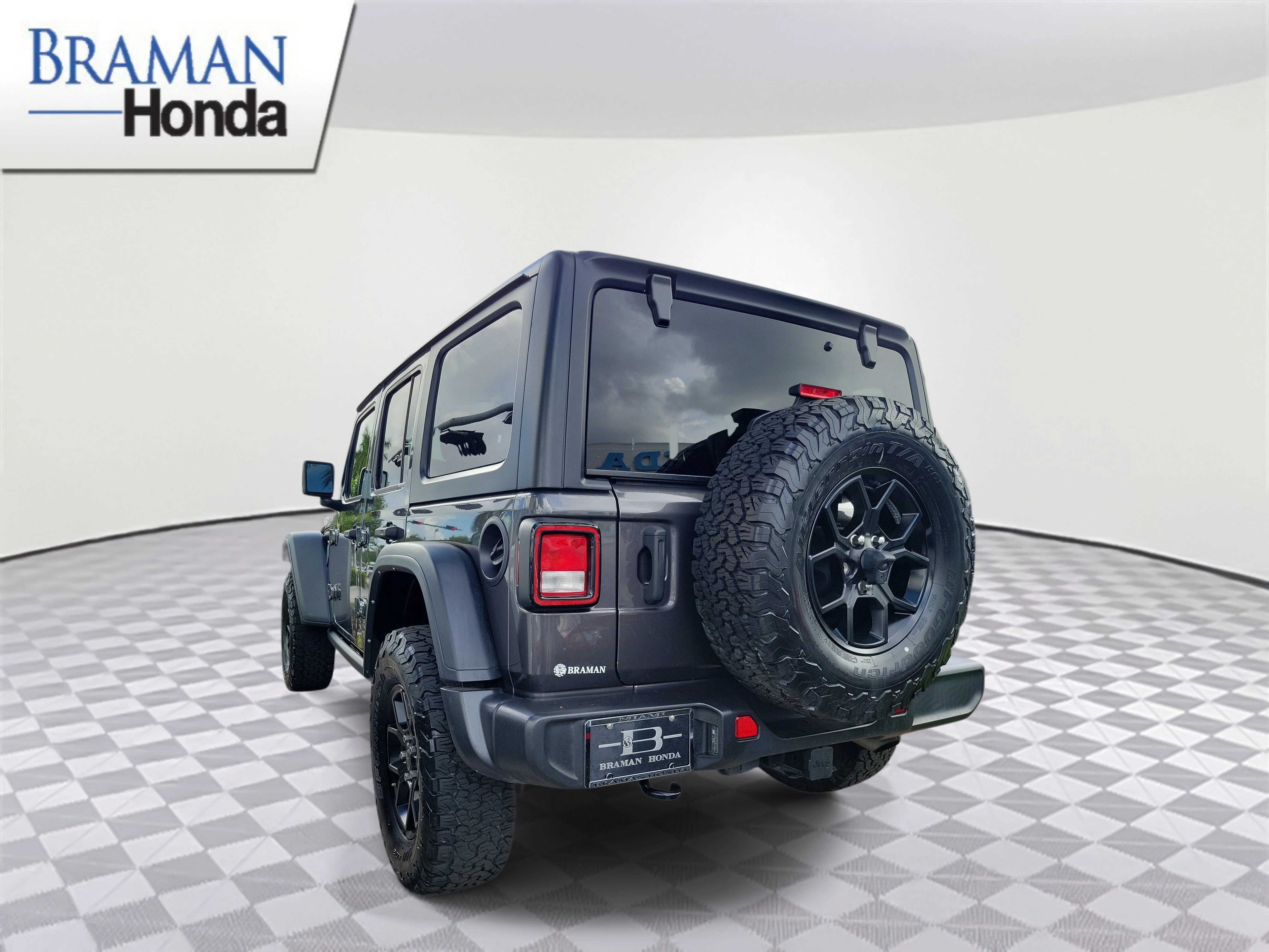 Used 2024 Granite Crystal Metallic Clearcoat Jeep Sport image 4