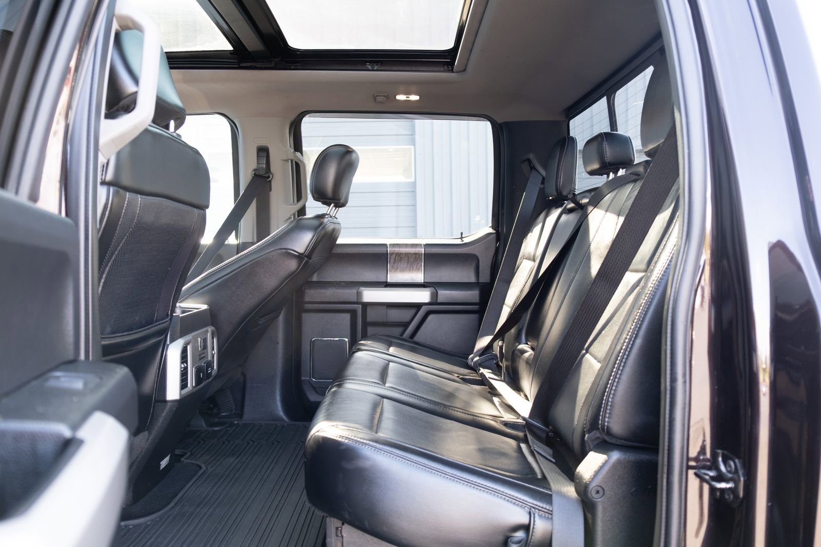 Used 2019  Ford Lariat image 16