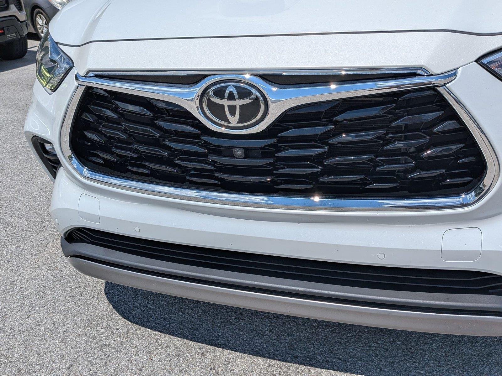 Used 2022 Wind Chill Pearl Toyota Platinum image 13