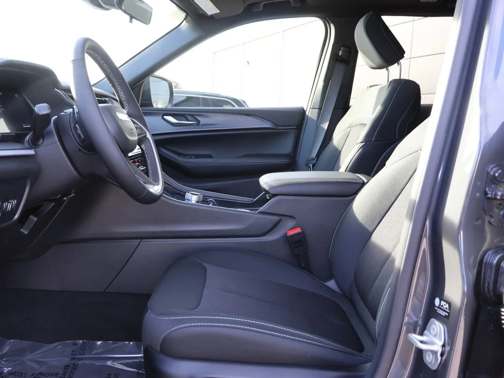 New 2026 Baltic Gray Metallic Clear-Coat Exterior Paint Jeep Laredo X image 23