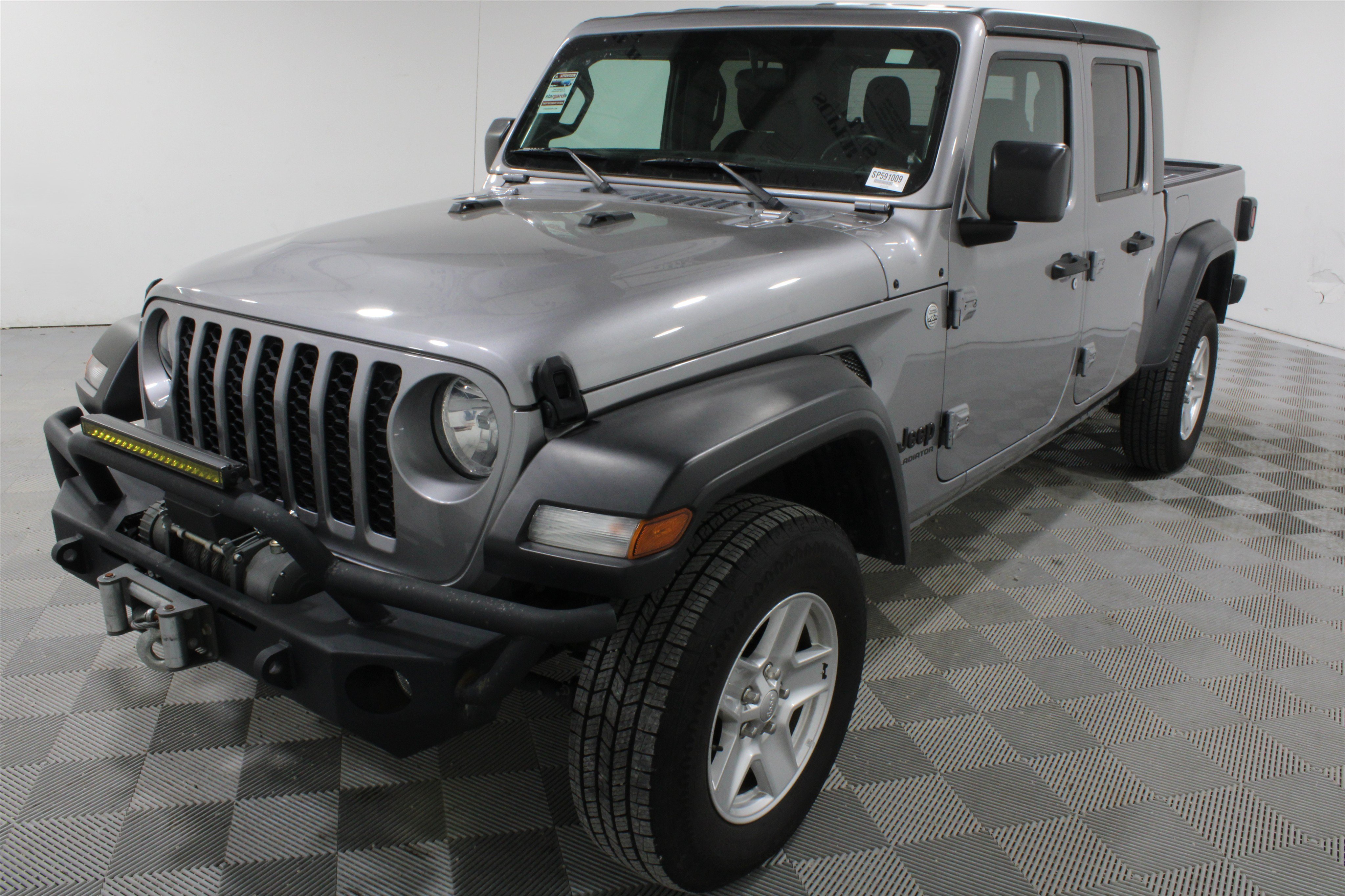 Used 2020 Billet Silver Metallic Clearcoat Jeep Sport S image 30