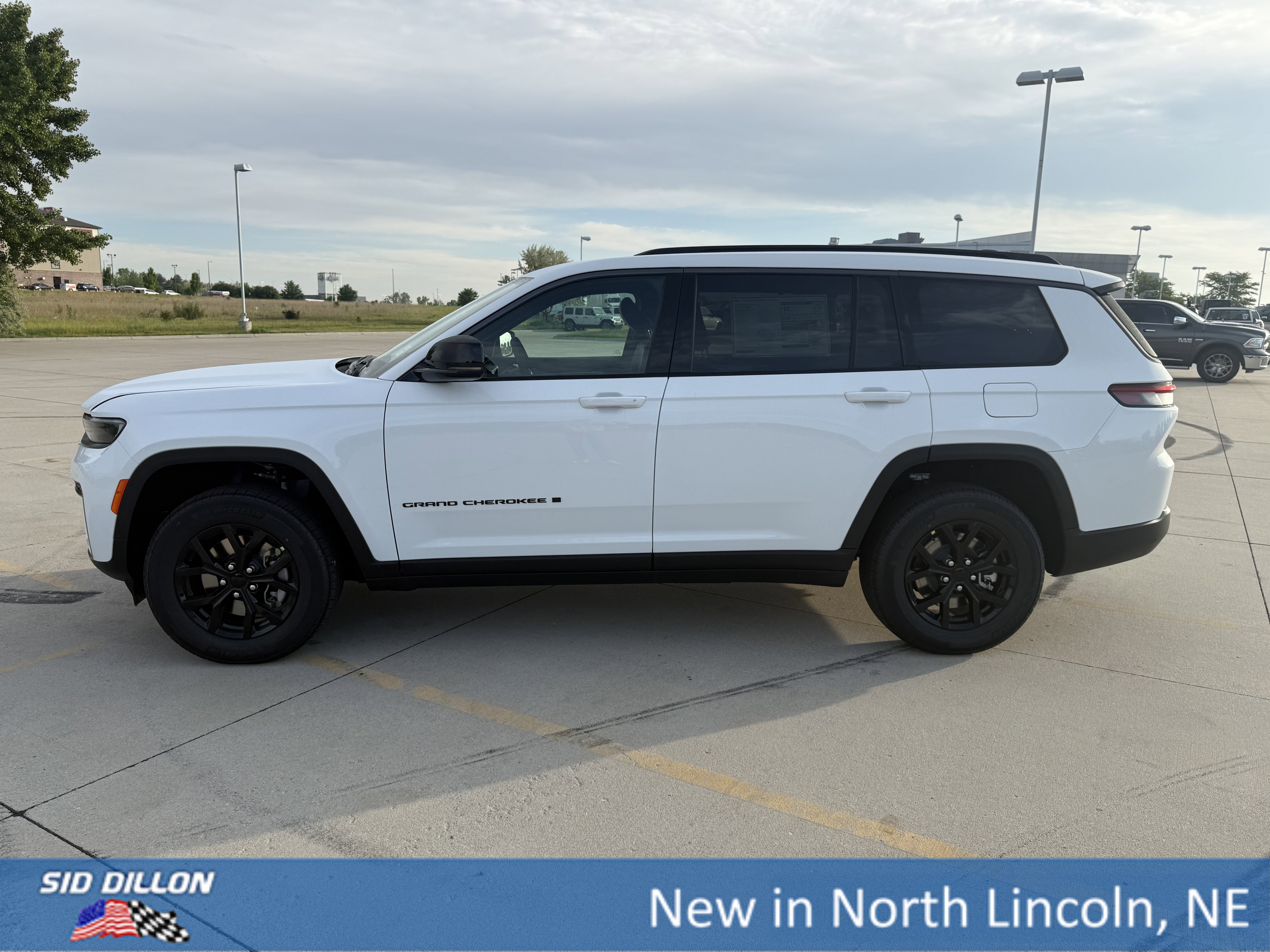 New 2026 Bright White Clear-Coat Exterior Paint Jeep Laredo Altitude image 2
