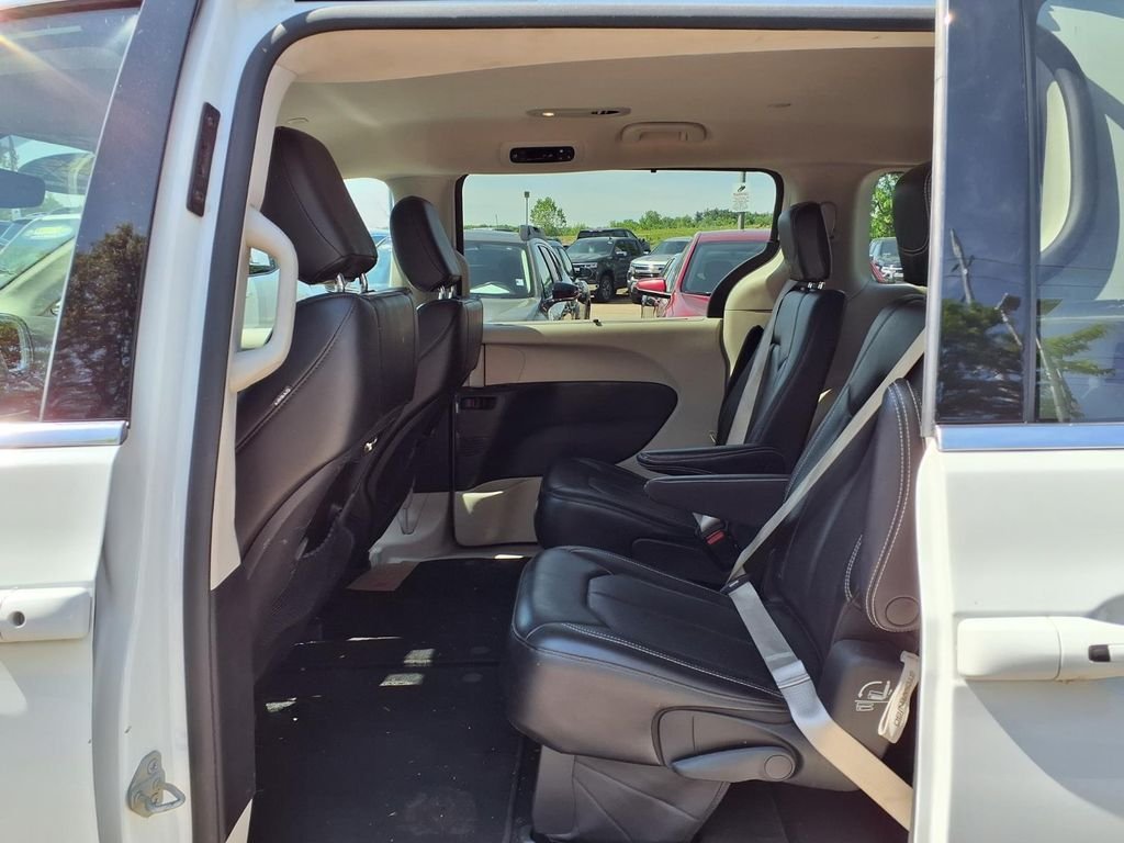 Used 2023 White Chrysler Touring L image 11