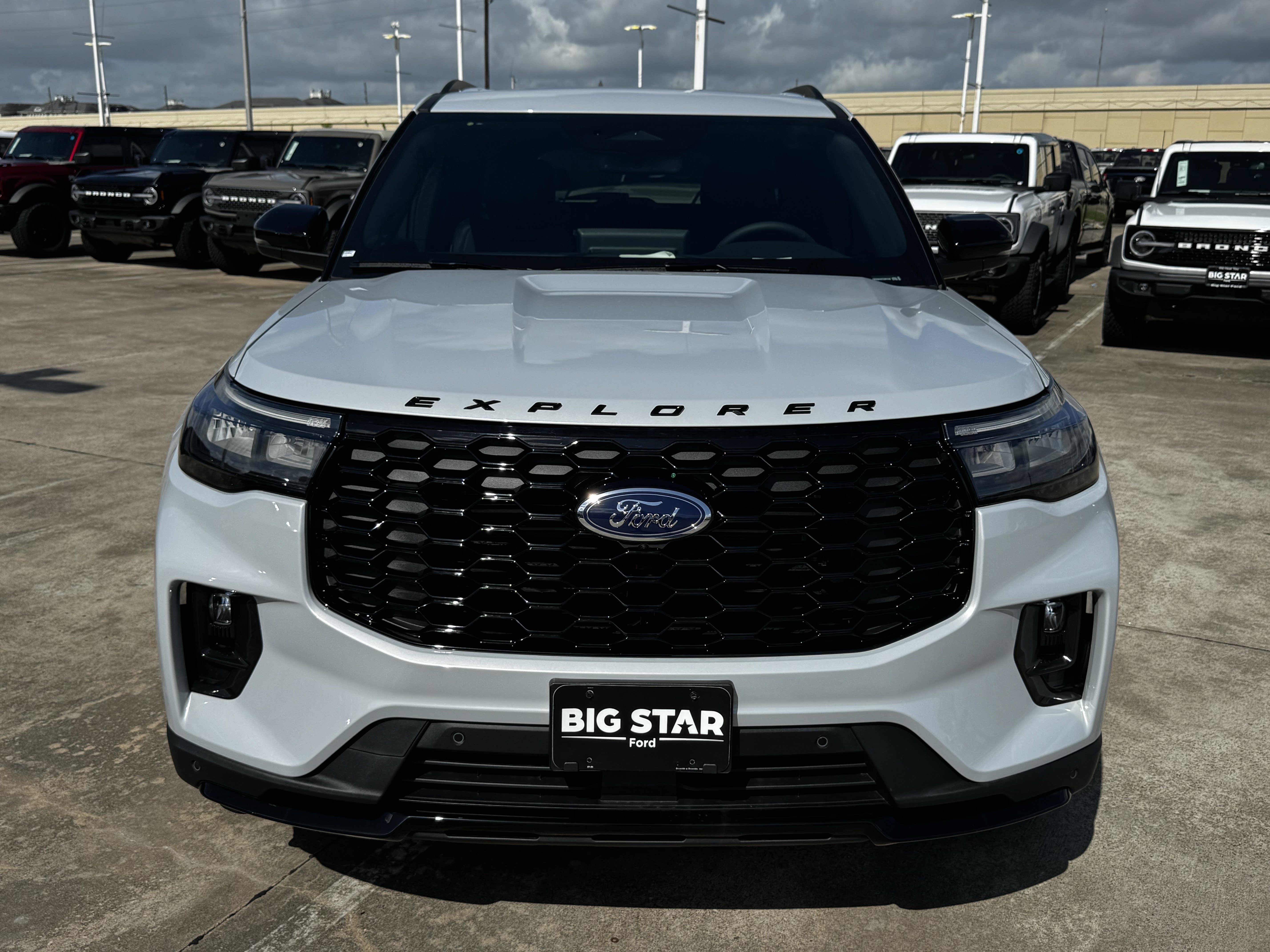 New 2026 Space White Metallic Ford ST-Line image 3