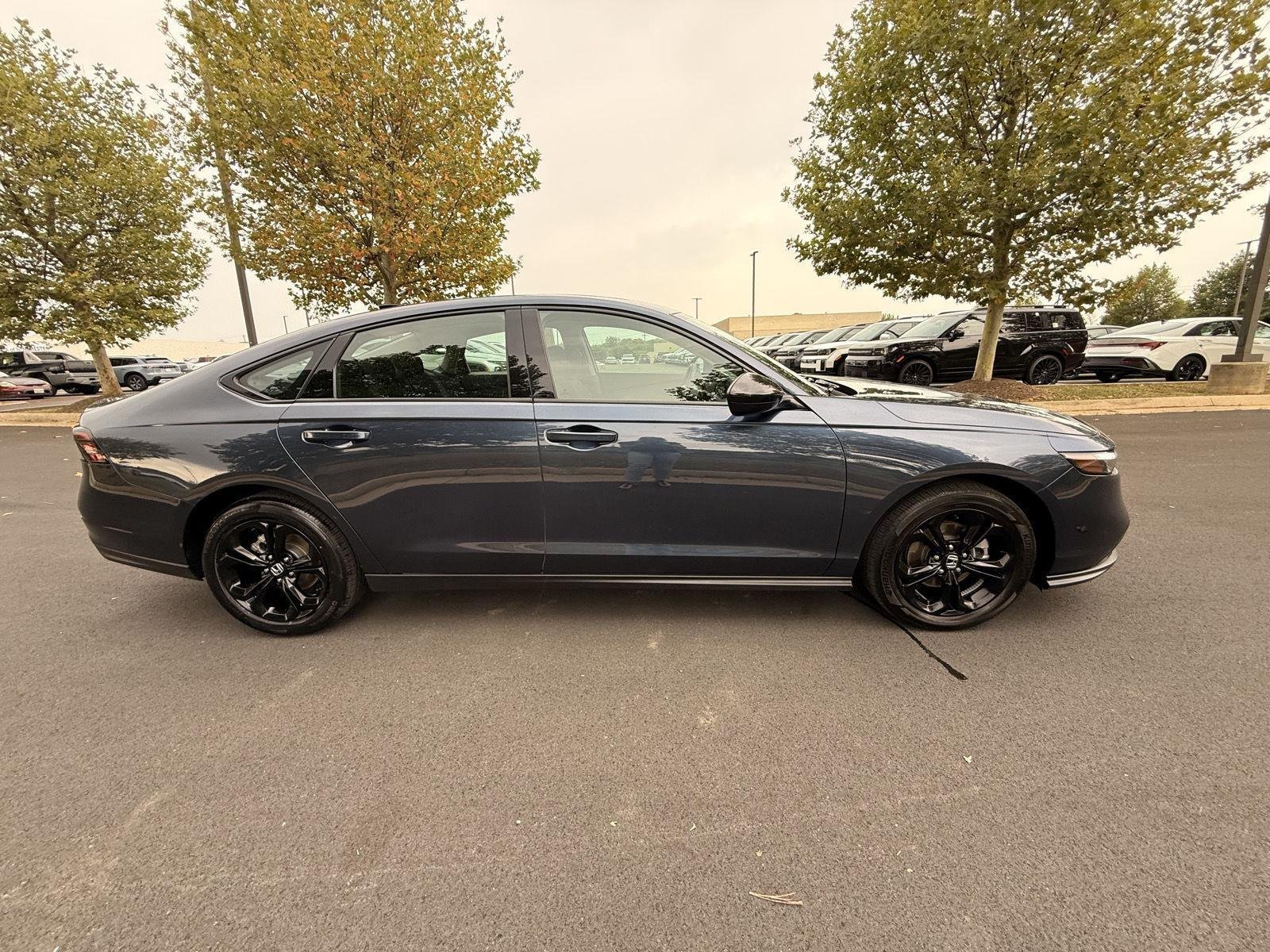 Used 2025 Canyon River Blue Metallic Honda SE image 4