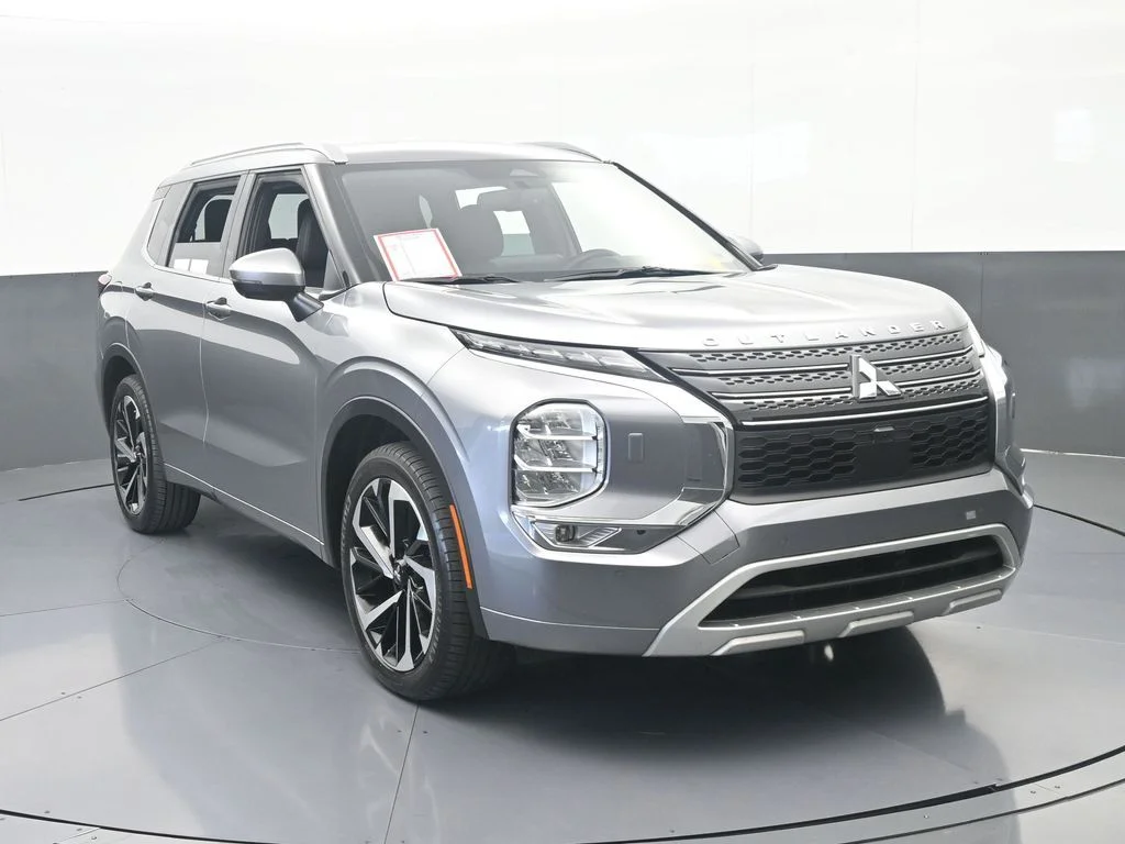 Used 2022 Silver Mitsubishi SEL image 4