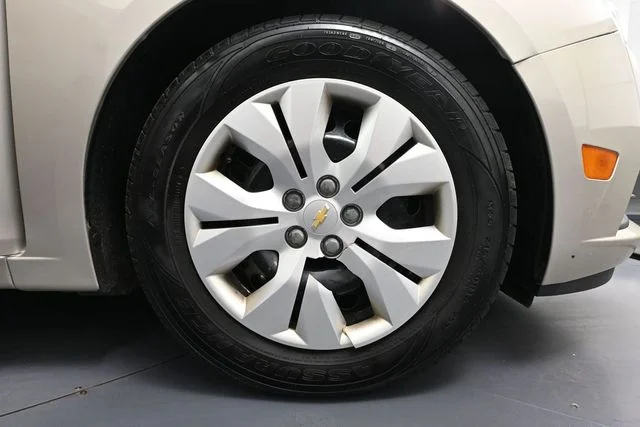 2013 Chevrolet Cruze LS - Photo 14