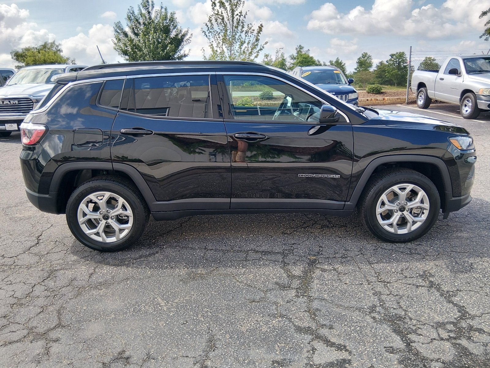 Used 2026 Diamond Black Crystal Pearl Coat Jeep Latitude image 2