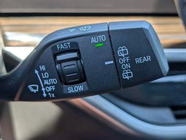 Used 2023 White BMW xDrive40i image 28