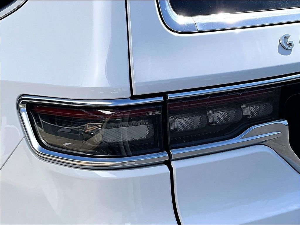 Used 2023 White Jeep Base image 26