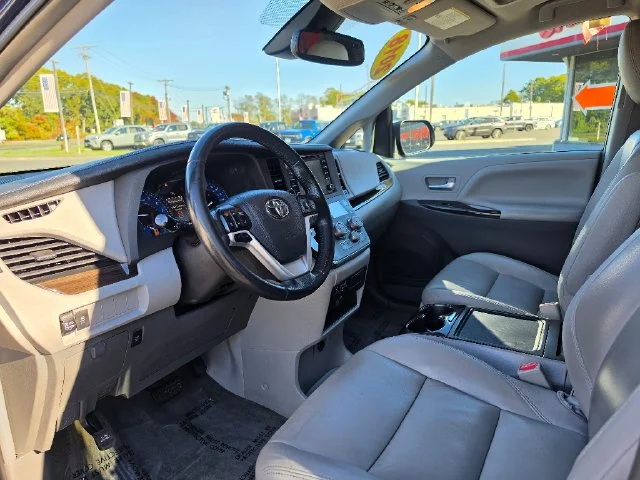Used 2018 Beige Toyota XLE image 20