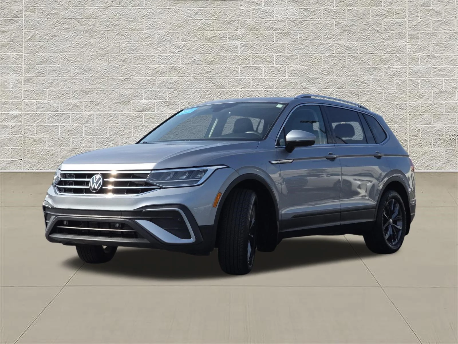 Certified Used 2024 Pyrite Silver Metallic Volkswagen SE image 3