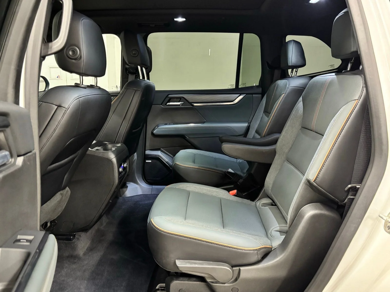 Used 2025 White GMC AT4 image 20