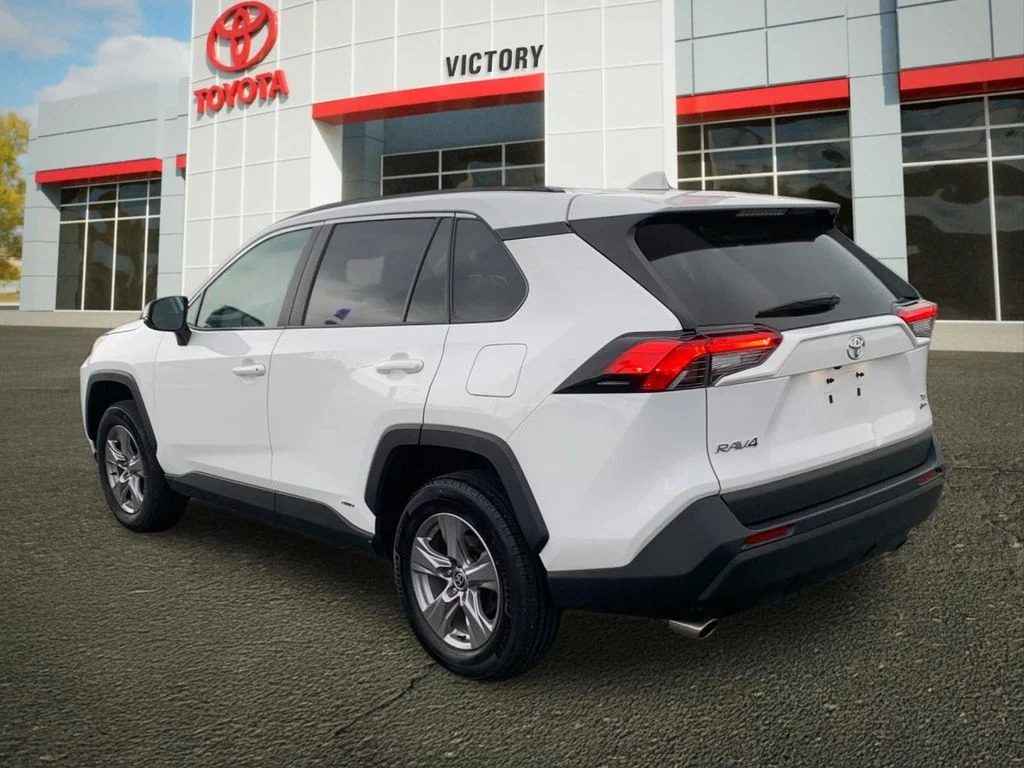 Used 2025 White Toyota XLE image 5