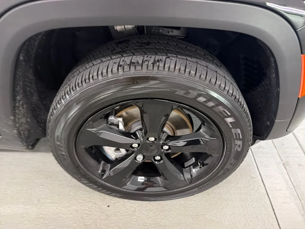Used 2025 Diamond Black Cry Jeep Altitude image 4