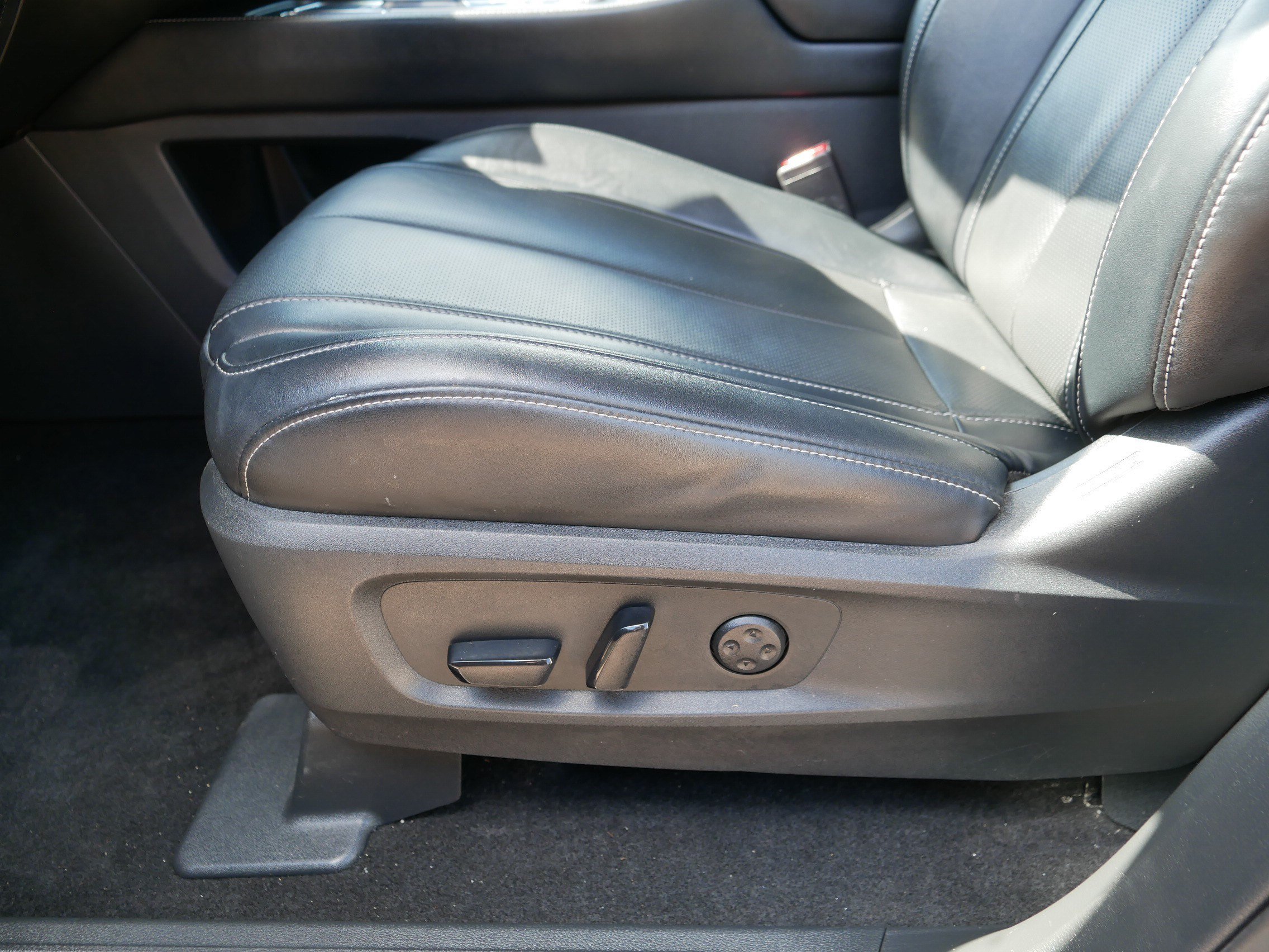 Used 2023 Majestic White INFINITI LUXE image 20