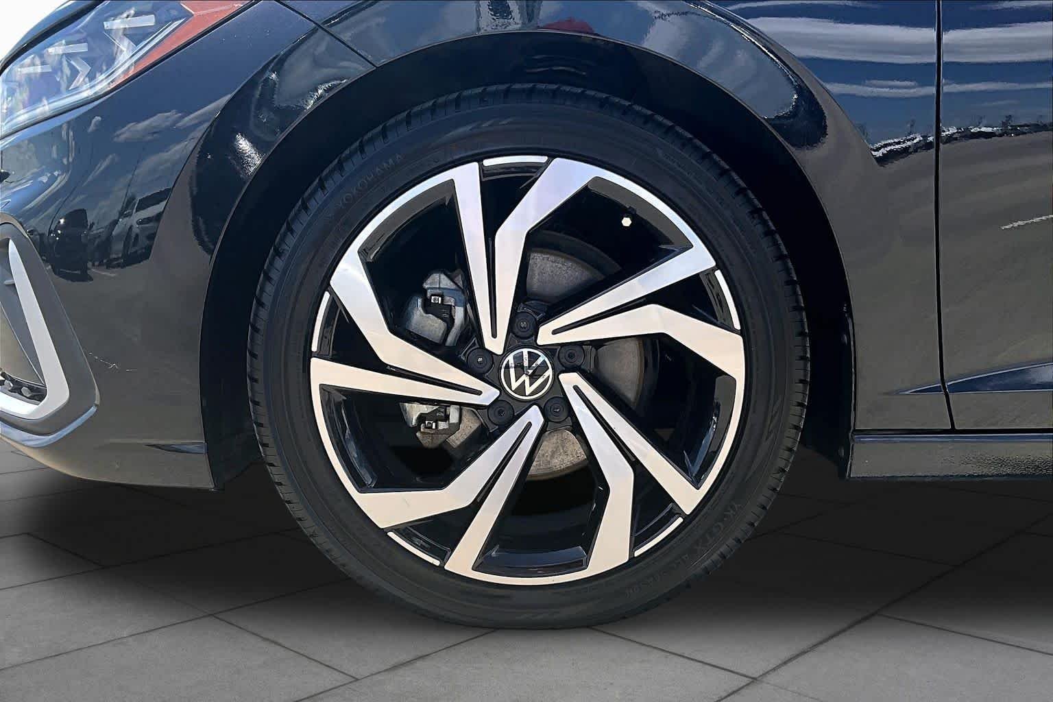 Used 2025 Deep Black Pearl Volkswagen SEL image 10