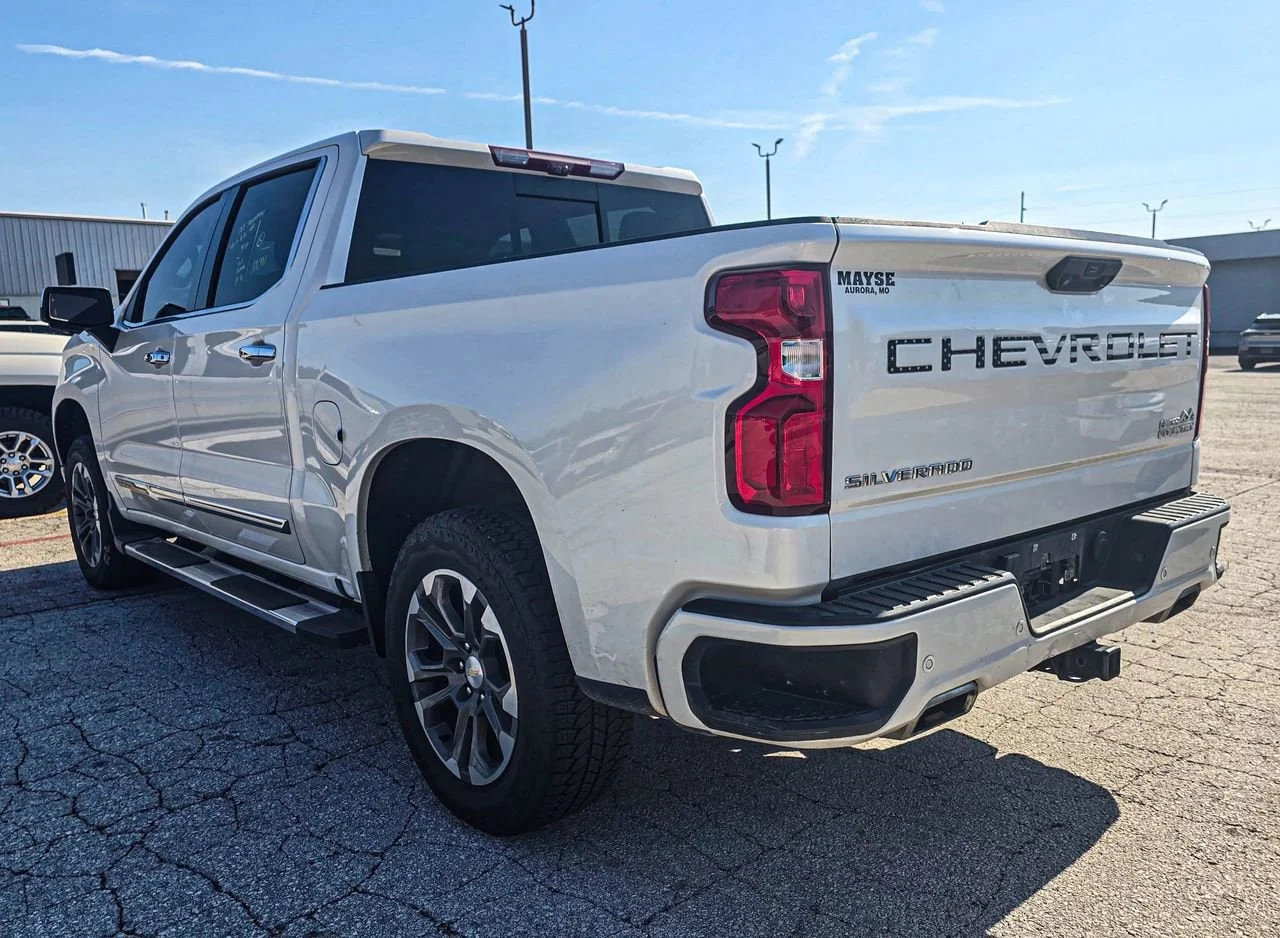 Used 2022 Iridescent Pearl Tricoat Chevrolet High Country image 3