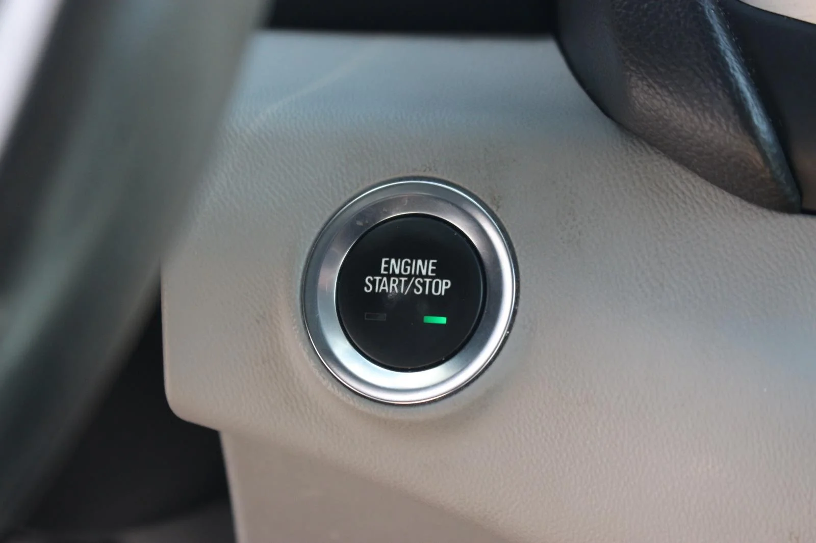 Used 2022 White Frost Tricoat GMC SLT image 32