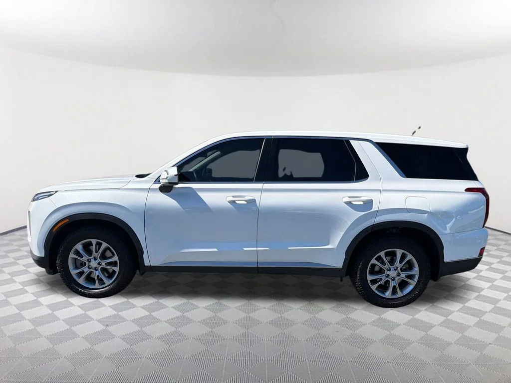 Used 2022 White Hyundai SE image 8