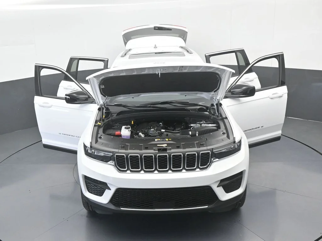 New 2026 Bright White Clear-Coat Exterior Paint Jeep Laredo X image 68