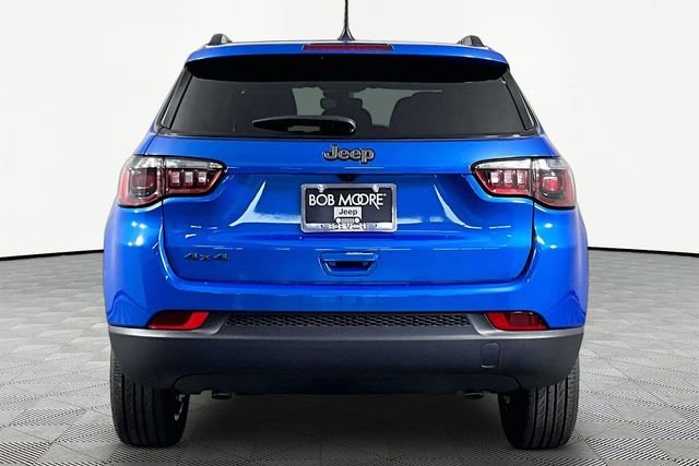 New 2026 Hydro Blue Pearl-Coat Exterior Paint Jeep Latitude image 5
