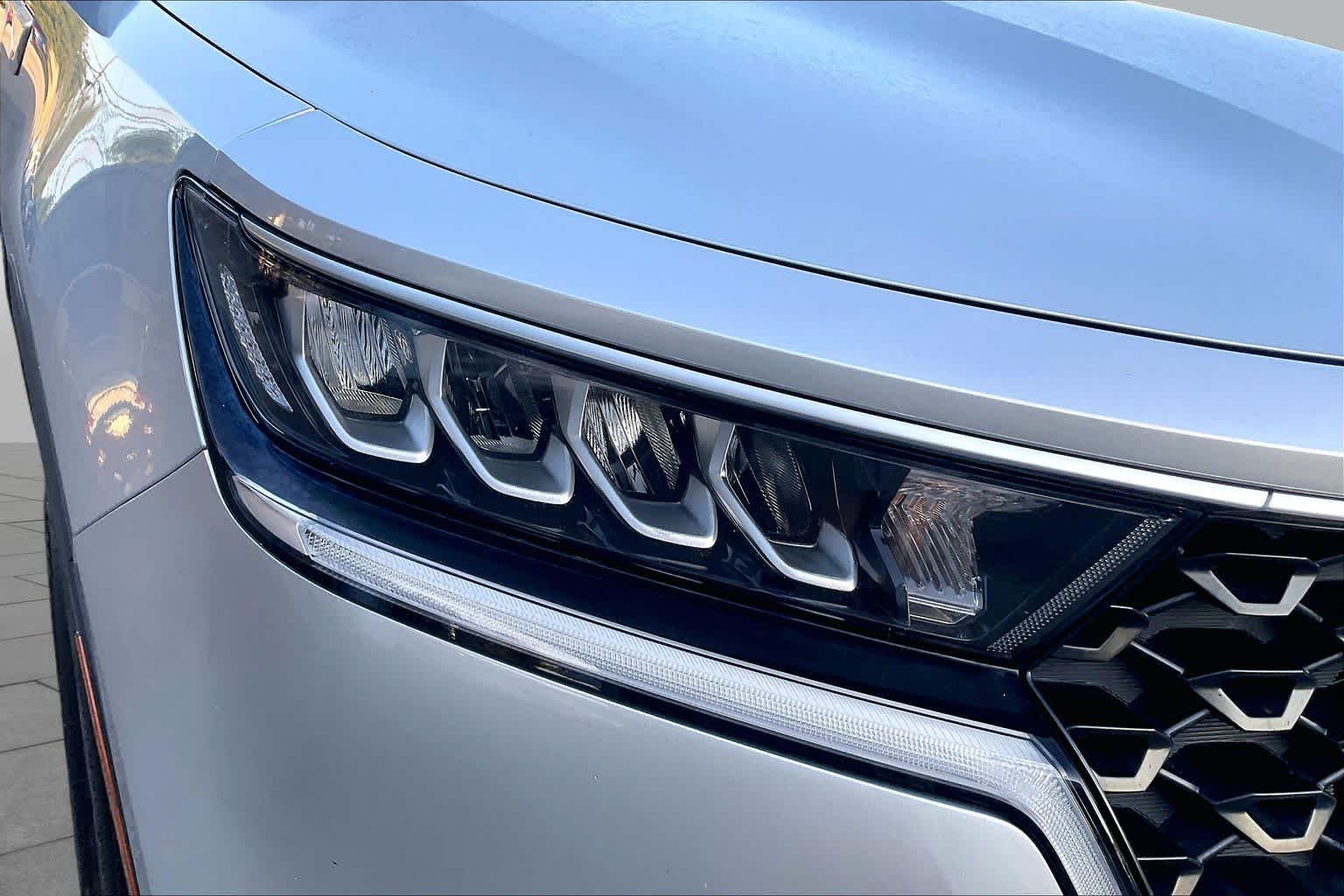 Used 2022 Sparkling Silver Kia LX image 27