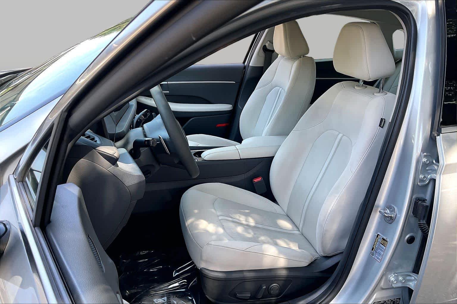 Used 2025 Aero Silver Hyundai SEL image 8