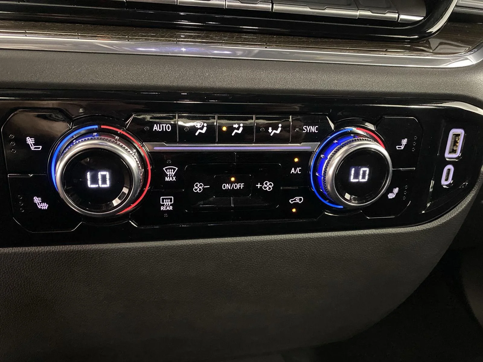 Used 2024 Onyx Black GMC Elevation image 11