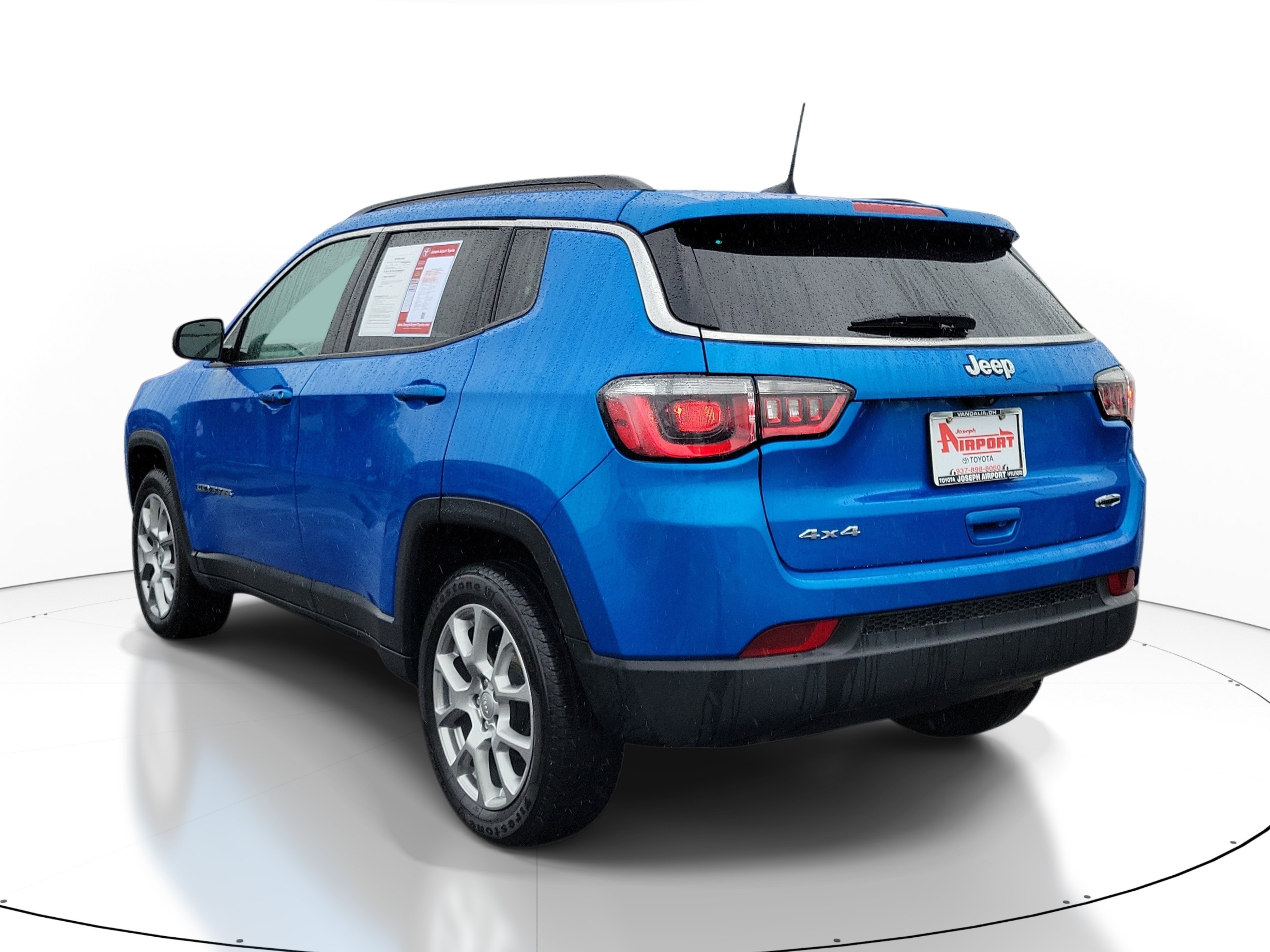 Used 2022 Laser Blue Pearlcoat Jeep Latitude Lux image 3