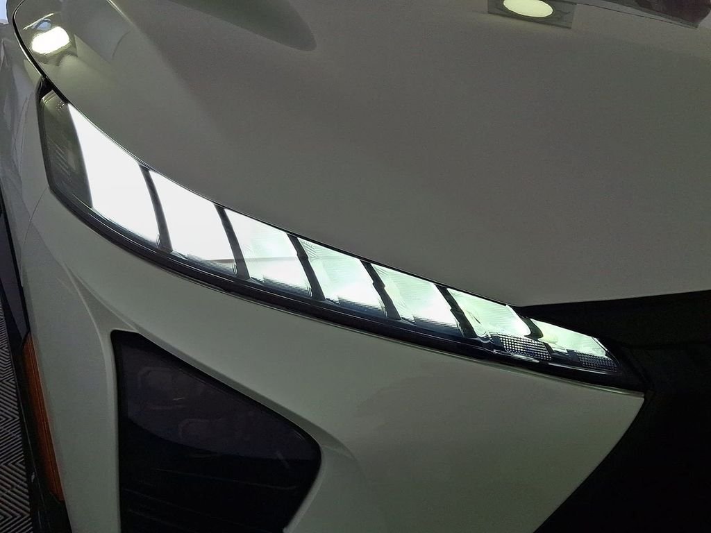 Used 2027 Radiant White INFINITI LUXE image 8