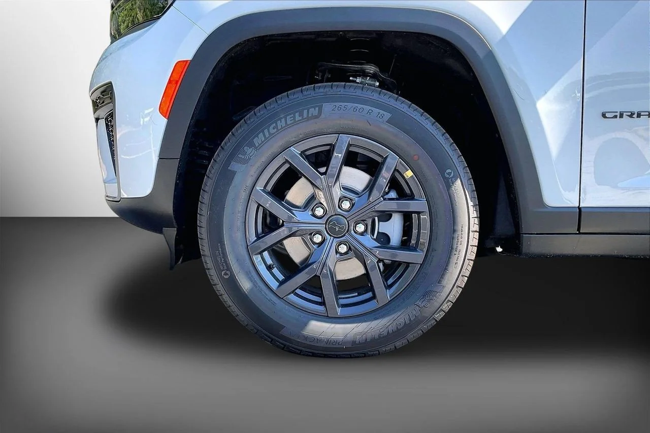 New 2027 Bright White Clear-Coat Paint Jeep Laredo Altitude image 31
