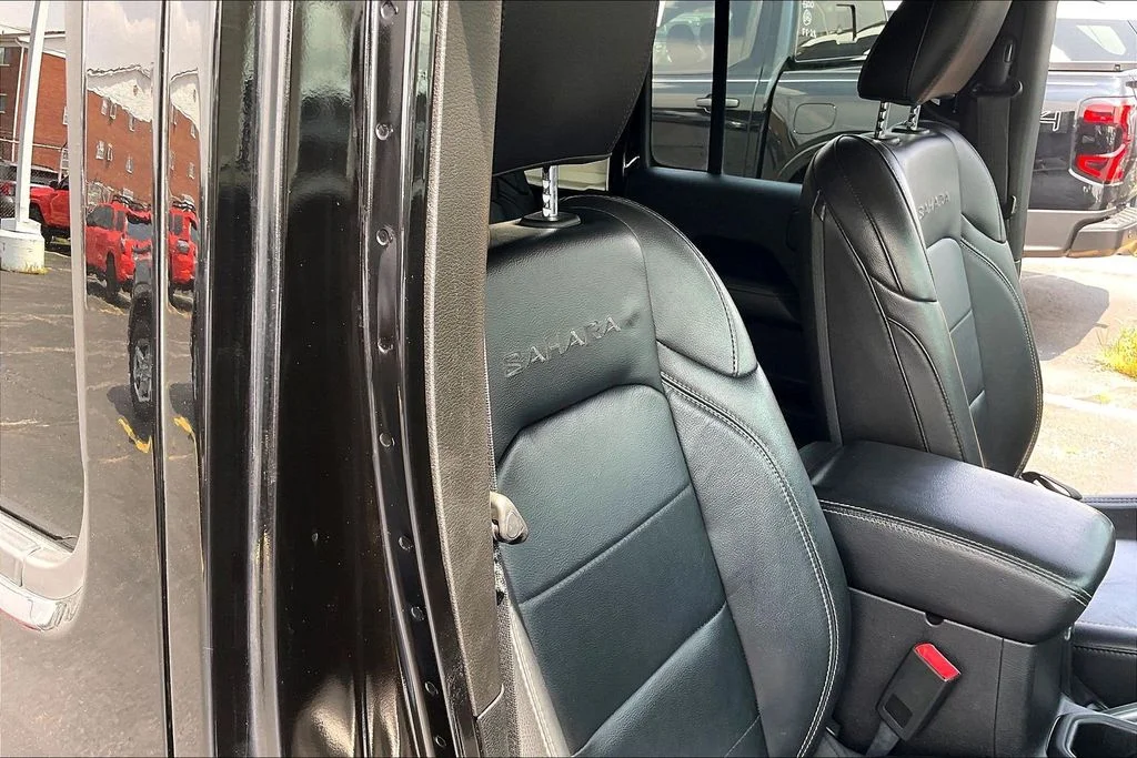 Used 2018 Black Jeep Unlimited Sahara image 6