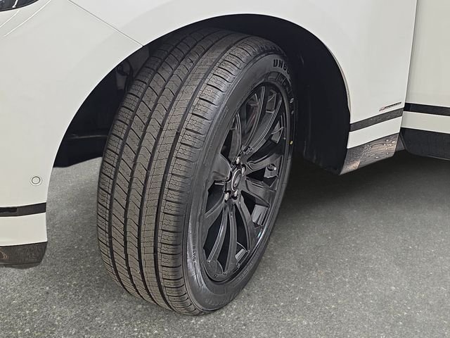 Used 2018 Fuji White Land Rover SE R-Dynamic image 32