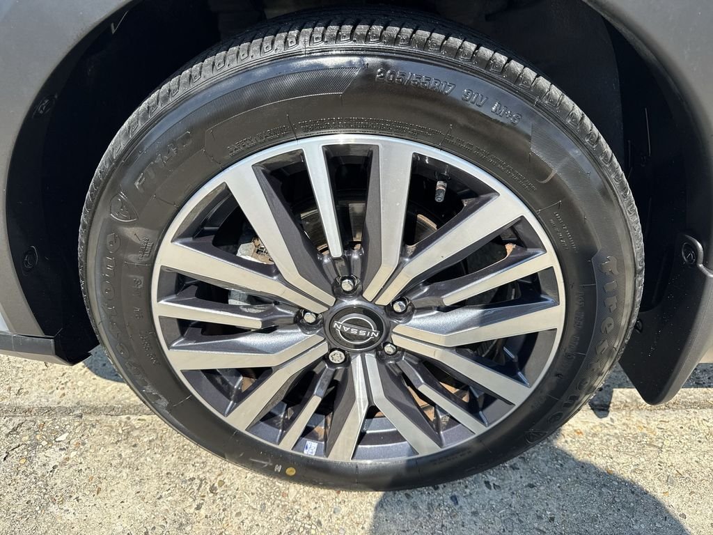 Used 2023 Gray Nissan SV image 18