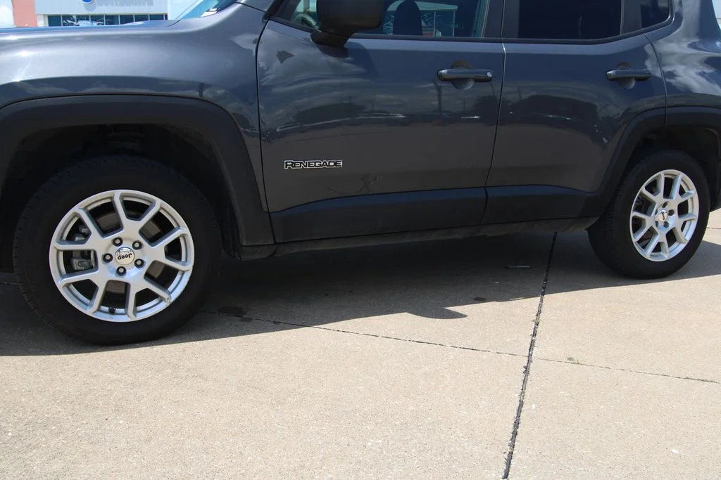 Used 2023 Gray Jeep Latitude image 10