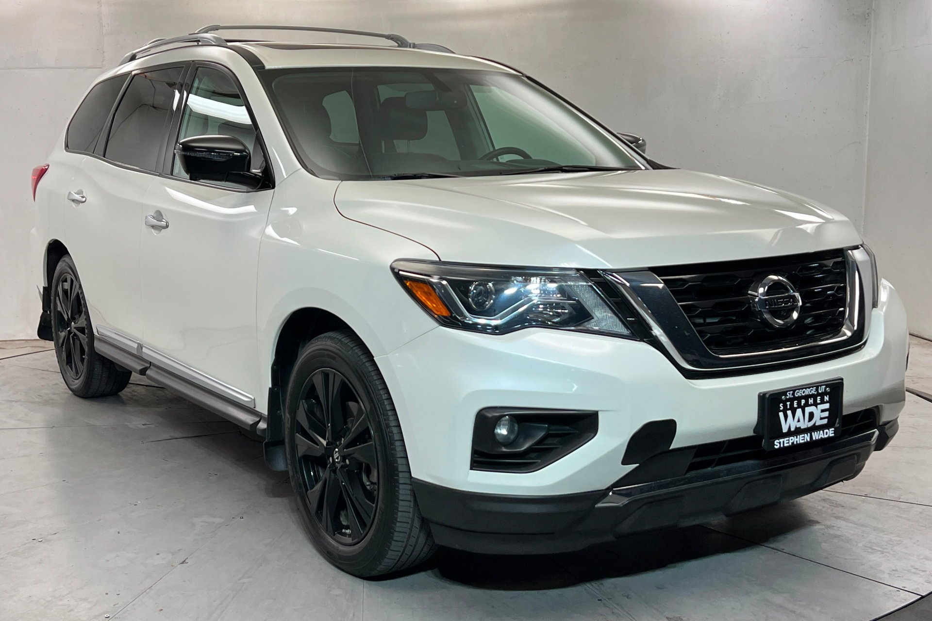 Used 2017 Pearl White Nissan Platinum image 8