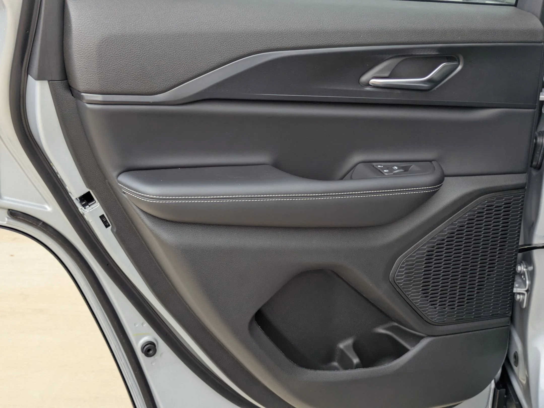 New 2025 Silver Zynith Exterior Paint Jeep Laredo image 14