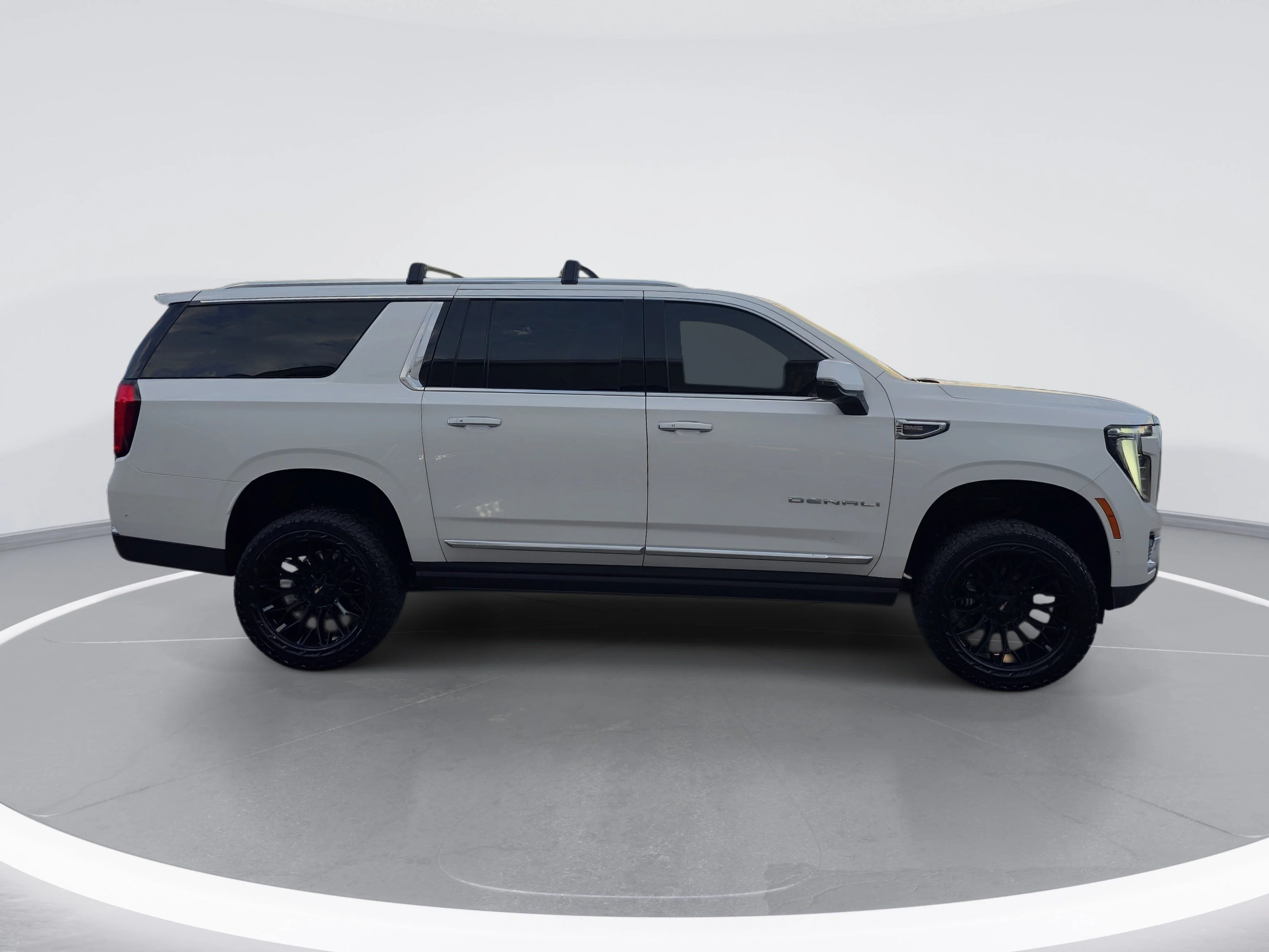 Used 2025 White Frost Tricoat GMC Denali image 2