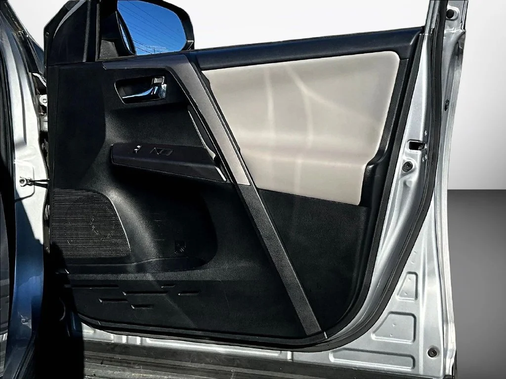 Used 2018 Silver Toyota XLE image 29