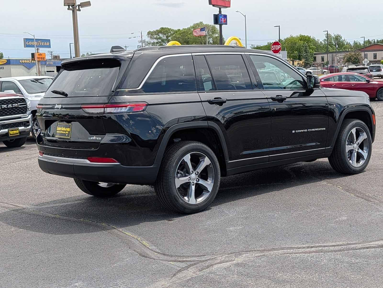 New 2026 Diamond Black Crystal Pearlcoat Jeep Limited image 7