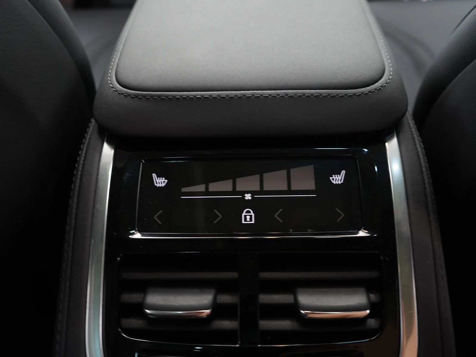 Used 2026 Onyx Black Metallic Volvo B6 Plus 7-Seater image 14
