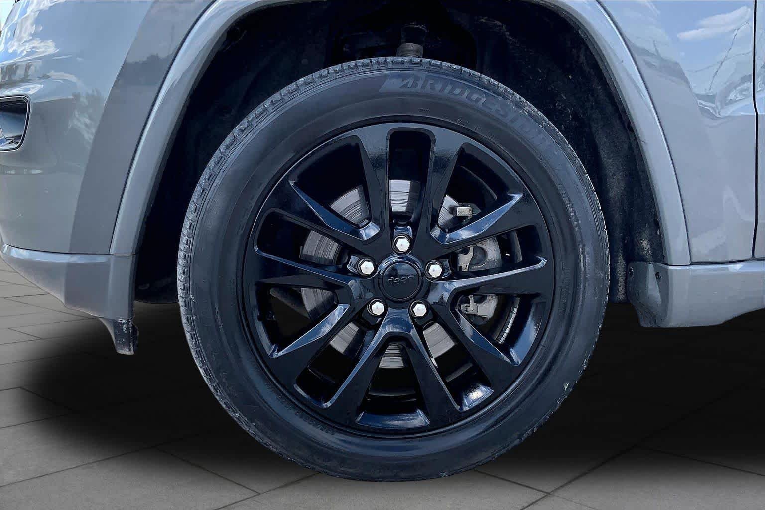 Used 2022 Sting-Gray Clearcoat Jeep Laredo X image 11
