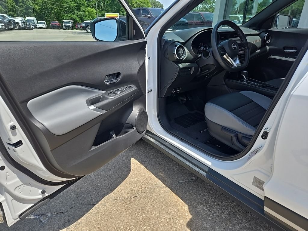 Used 2024 White Nissan SR image 30