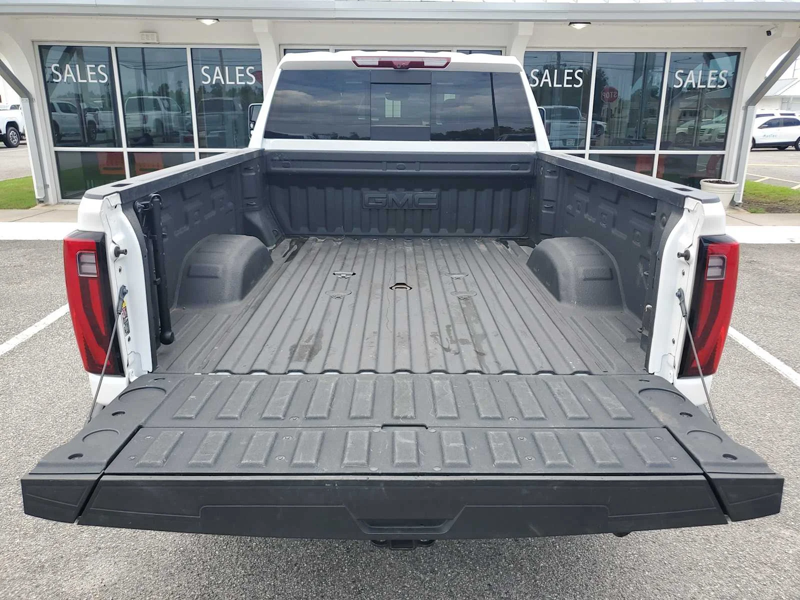 Used 2025 White Frost Tricoat GMC Denali Ultimate image 6