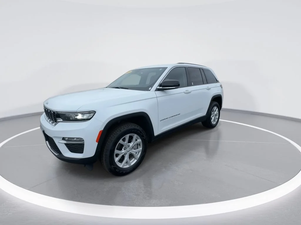 Used 2023 White/off-white Jeep Limited image 4