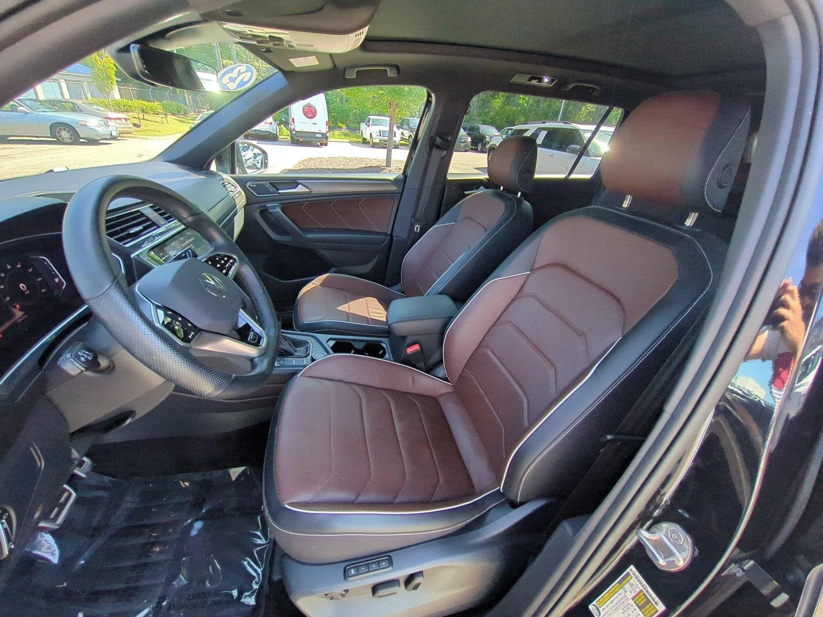 Used 2023  Volkswagen SEL R-Line image 17